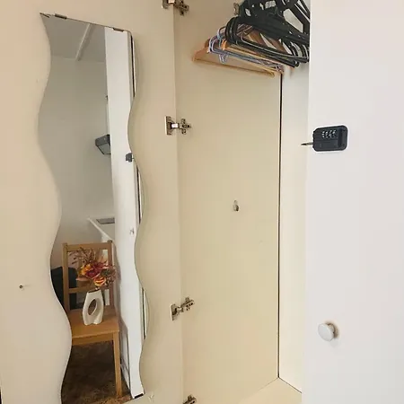 300m To Arc De Triomphe