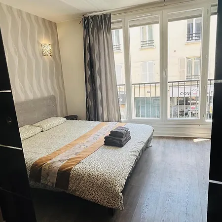 300m To Arc De Triomphe